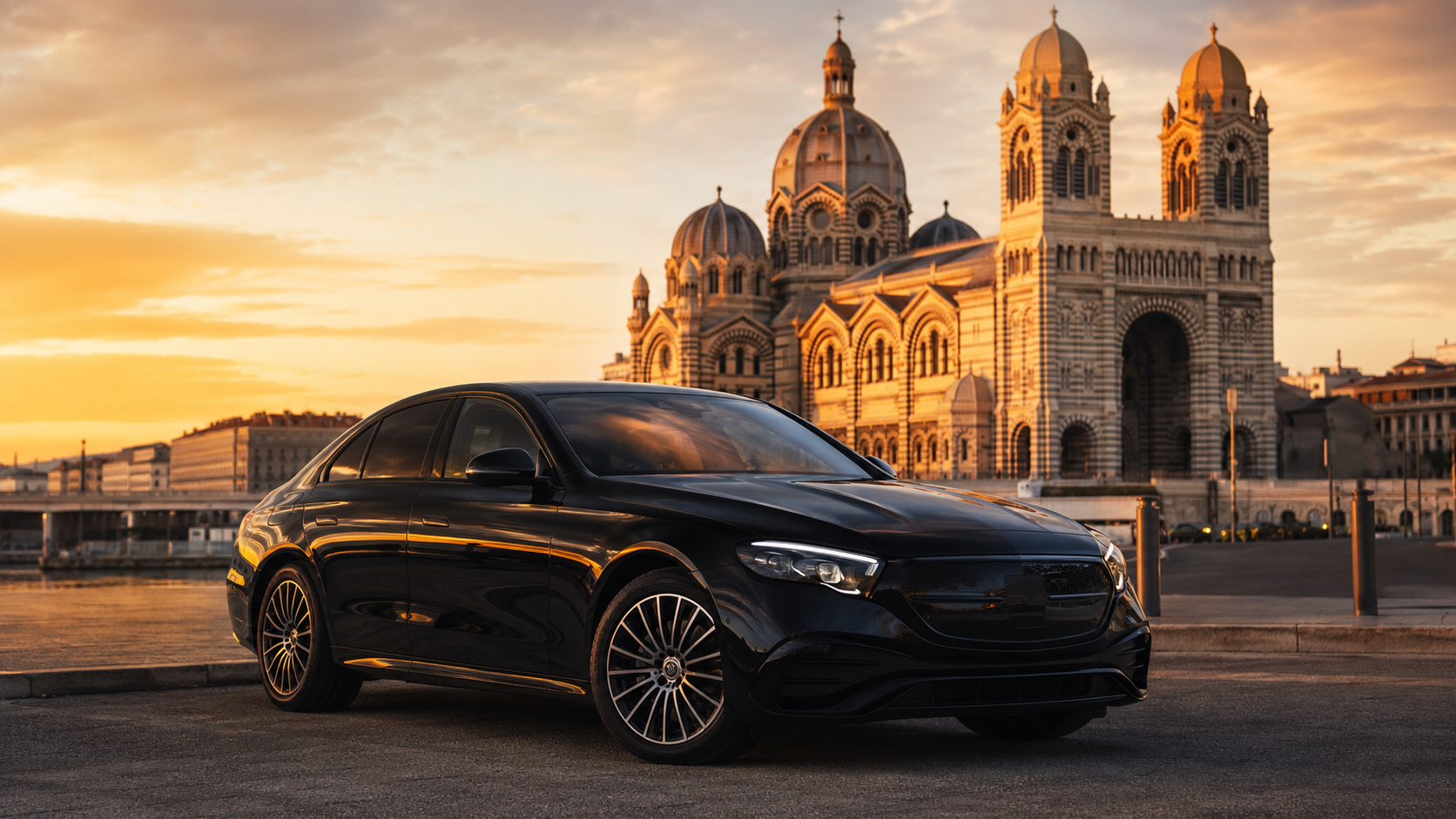 Mercedes Classe E berline noire DC Driving devant la Cathédrale de la Major à Marseille