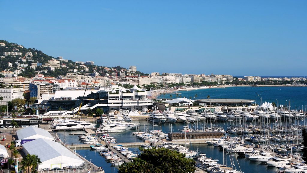 Vue panoramique de Cannes - port, Croisette, Côte d'Azur, transferts VTC depuis Marseille