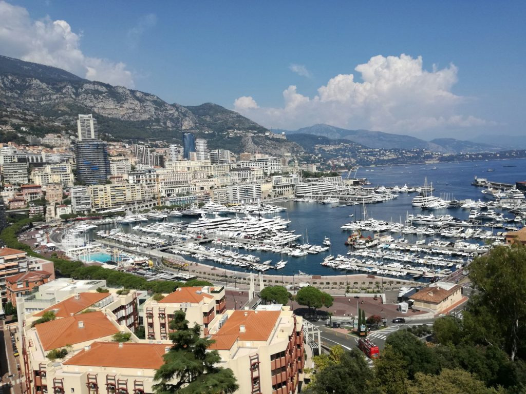Port Hercule et quartier de Monte-Carlo à Monaco