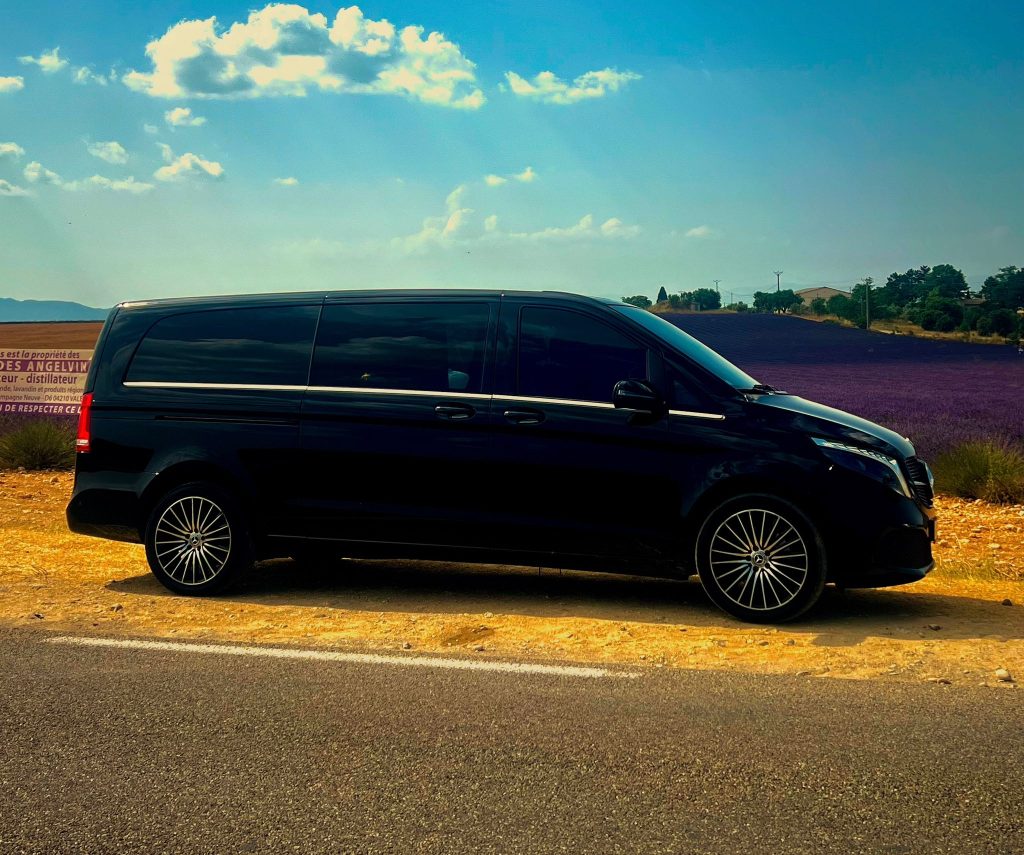 Excursion privée au plateau de Valensole avec chauffeur DC Driving en Mercedes Classe V depuis Marseille