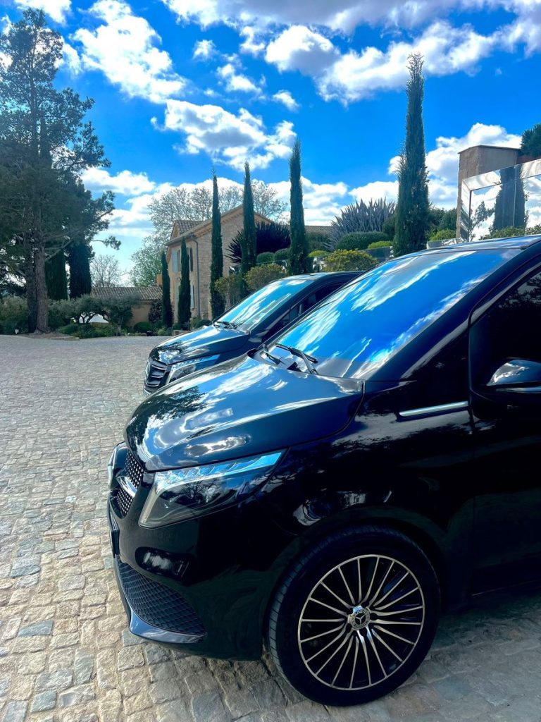 Mercedes Classe V DC Driving devant une bastide provençale bordée de cyprès