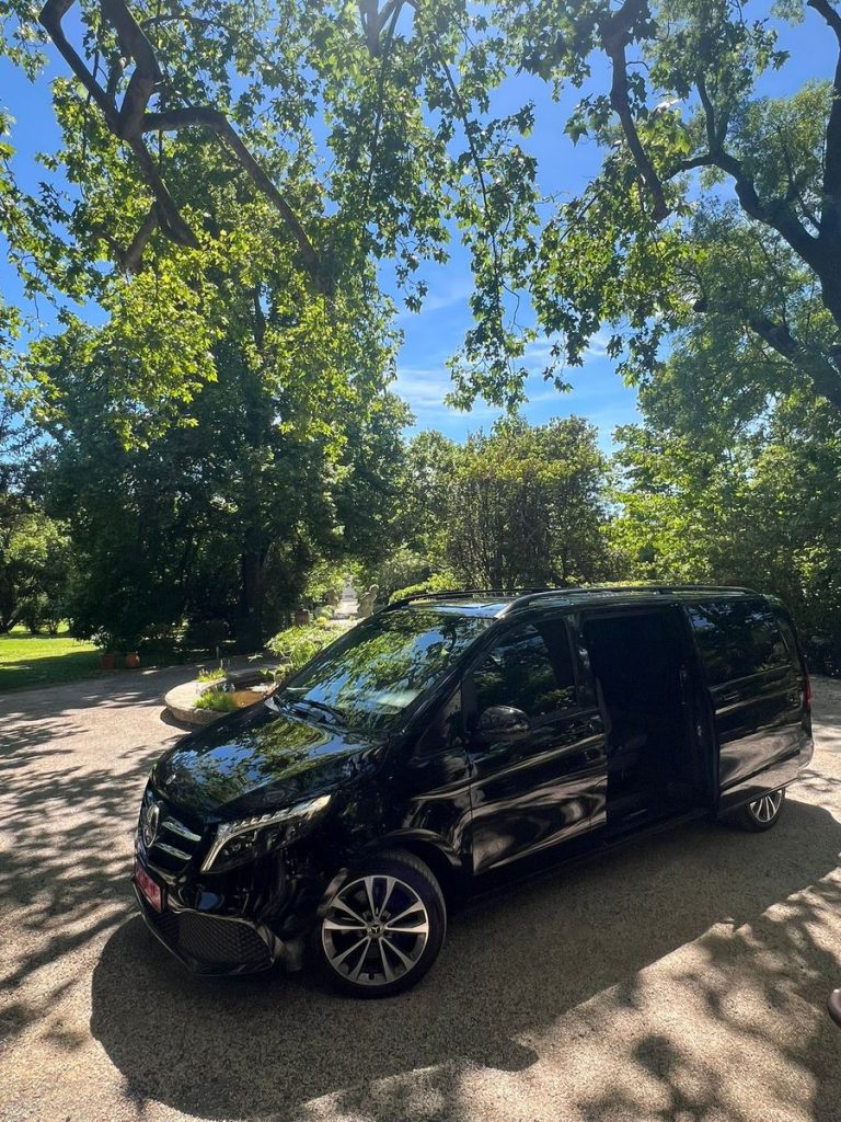 Mercedes Classe V DC Driving devant un domaine provençal un jour de mariage
